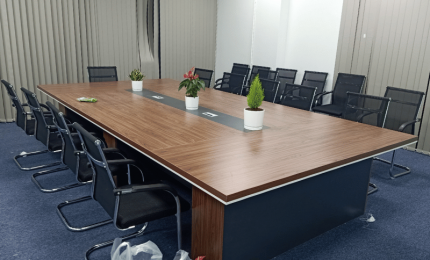 Cửa hàng bán bàn họp văn phòng hiện đại tại Hóc Môn